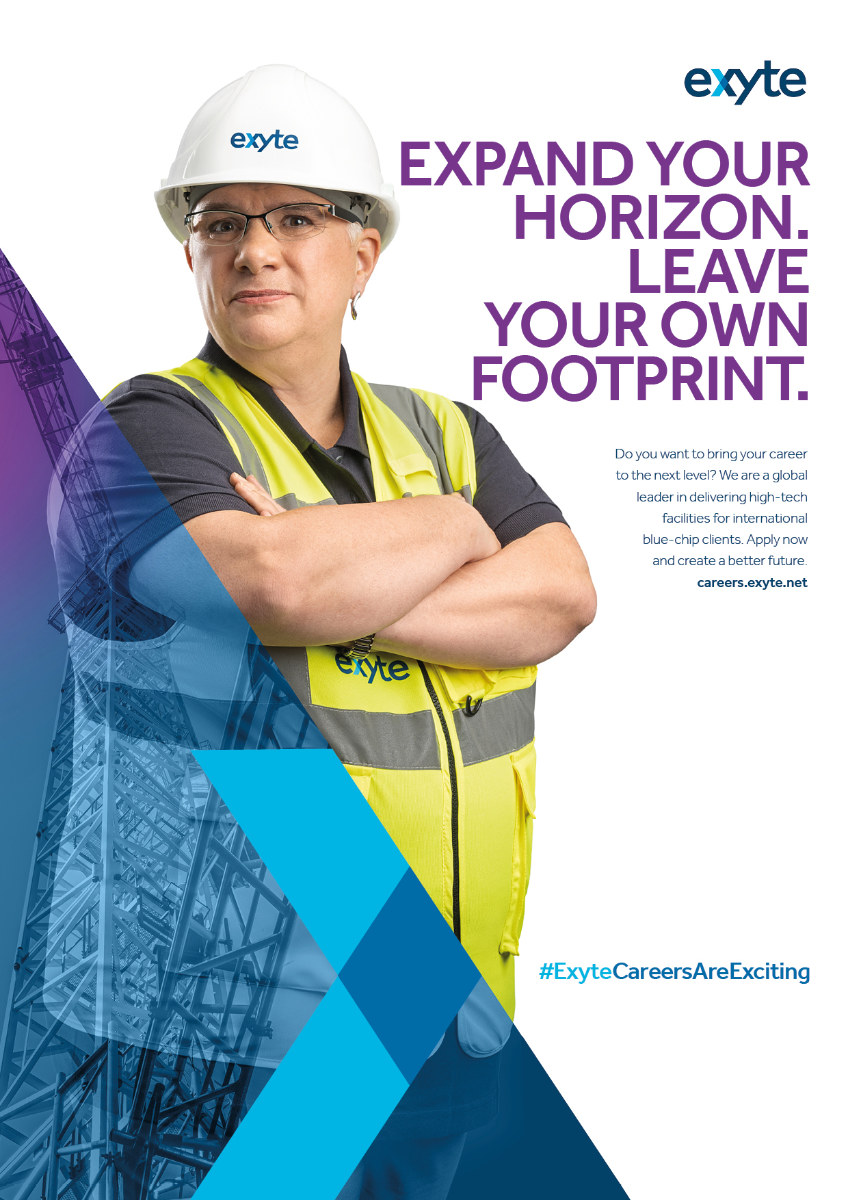 Portrait einer Frau mit Warnweste und Bauhelm vor weissem Hintergrund, fotografiert für eine Employer Branding Kampagne für die Firma Exyte.