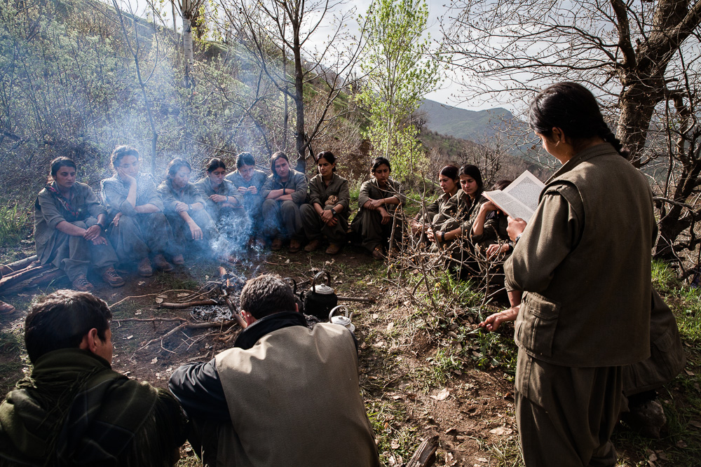 Qandil, kurdistan Apr&egrave;s la lecture &agrave; haute voix d'un chapitre d'un livre de Ocalan, les guerilleros vont le discuter et d&eacute;battre dessus.