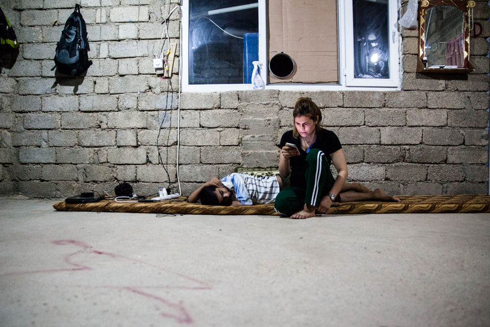 Sharya, Kurdistan irakien, juillet 2015. Leila a passé un entretien au consulat de France. Elle espère obtenir le statut de réfugié avec sa famille et partir. Le téléphone la relie avec sa famille dispersée par le monde. La plupart des Ezidis ne veulent plus vivre en Irak, et se disent incapable de cohabiter de nouveau avec leurs voisins arabes, dont certains ont rejoint les jihadistes qui les ont massacrés.