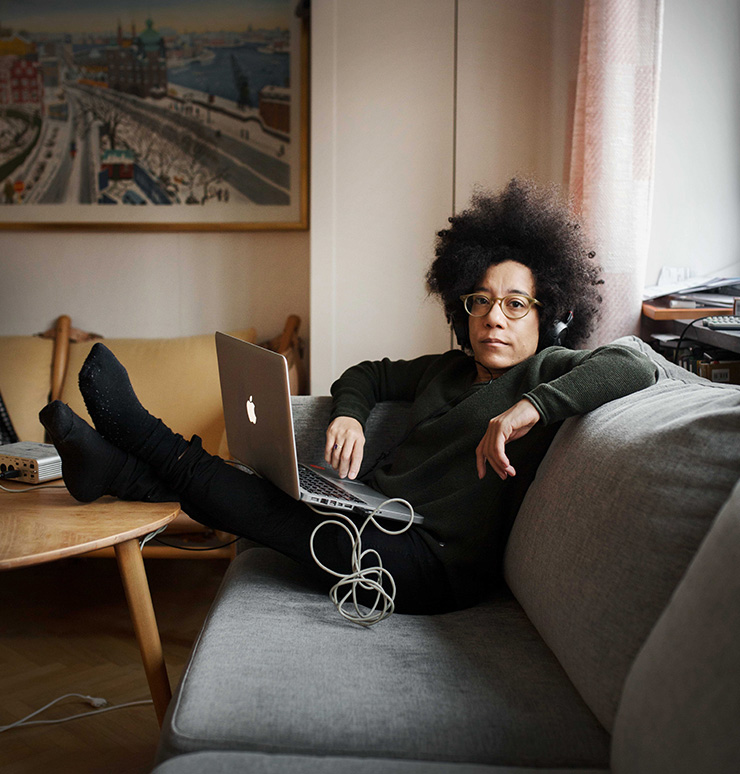 Hållbara liv Utställningen Hållbara liv vill inspirera till engagemang och visa på sju människors stora kraft och mod, men också deras mänskliga sidor. En inblick i hur en människas val faktiskt kan göra skillnad. Ett bevis på att vi tillsammans kan skapa ett mer hållbart samhälle. Att vi med solidaritet kan komma långt. Det gäller att börja med sig själv. Utställningen Hållbara liv togs fram av Small World och fotograf Johan Bävman i samarbete Stockholms stads kulturförvaltning som en del av förvaltningens årliga inspirationsdag 2016.