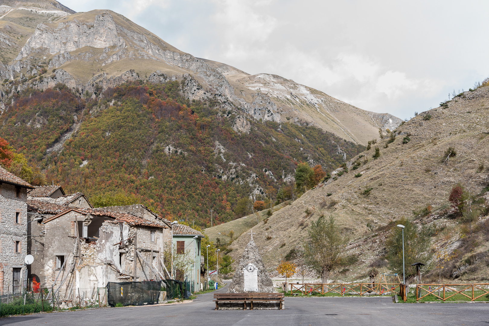 Foce is a small hamlet of Montemonaco in the Sibillini Mountains. After the earthquake in 2016, the majority of the houses were destroyed. A year later, only 5 people still live there and Foce is in a state of abandon.