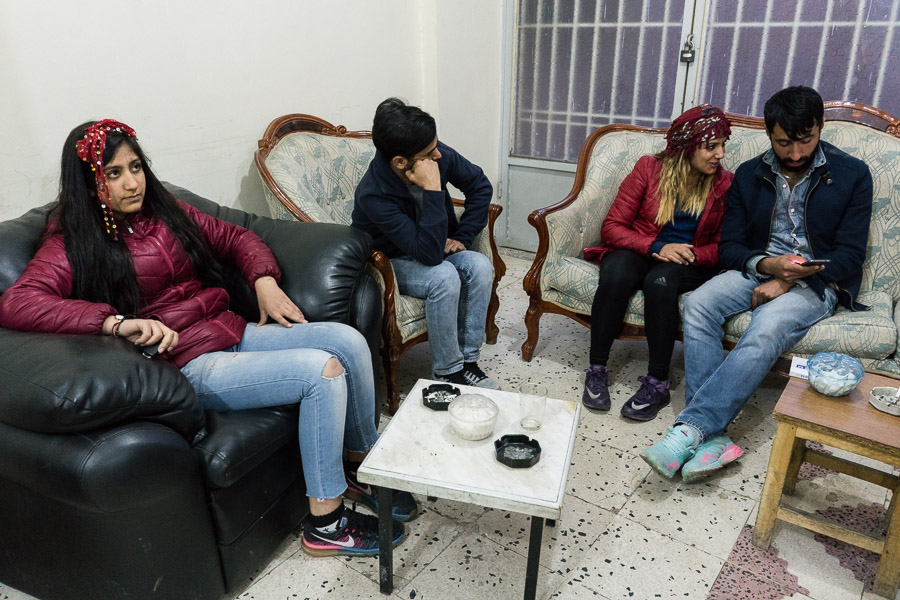 Diyarbakir (Amed), Quartier de Seyitlik, Maison de quartier (mala gel). Des jeunes attendent le soir pour participer une c&eacute;l&eacute;bration de Newroz autour d'un feu. Ces c&eacute;l&eacute;brations de rue sont interdites par la police.