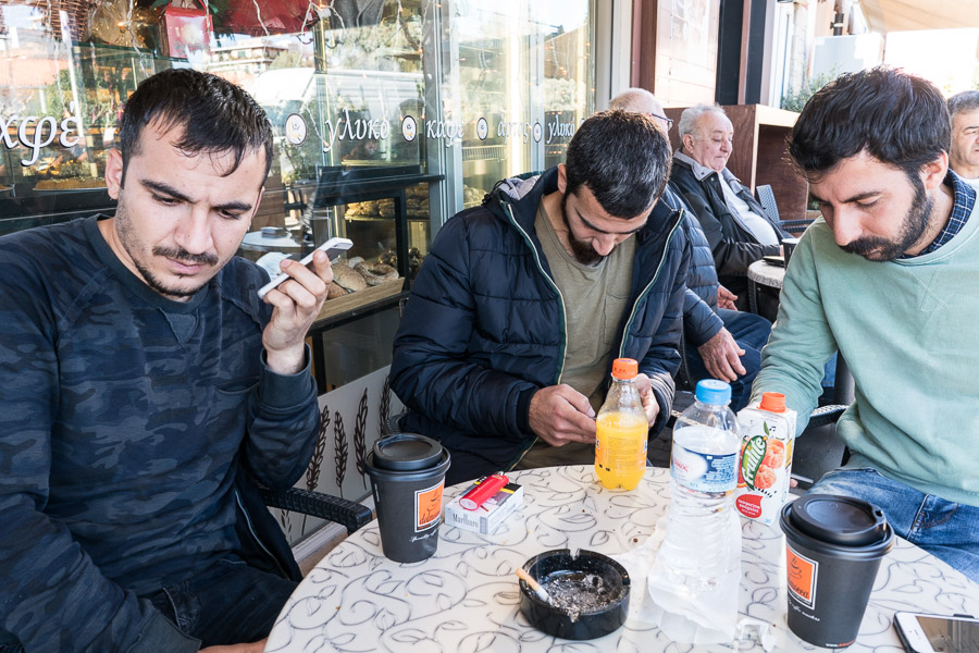 Gafur, Siyar et Hasan prennent un caf&eacute; &agrave; la boulangerie voisine du camp. Les relations avec les habitants aux alentours sont plut&ocirc;t cordiales, les exil&eacute;.e.s kurdes veillent &agrave; participer &agrave; l'&eacute;conomie locale.