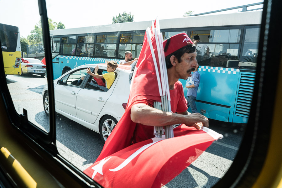Deux semaines apr&egrave;s le coup d'&eacute;tat avort&eacute; en Turquie, Erdogan organise un meeting g&eacute;ant sur la place de Yenikapi, dans lequel il rassemble les partis d'opposition, notamment le CHP qui a choisi la collaboration avec le r&eacute;gime. Seul le hdp pro-kurde n'est pas invit&eacute;. Des millions de personnes d&eacute;ferlent dans les rues du quartier, la place et les art&egrave;res sont submerg&eacute;es par une mar&eacute;e humaine. Lors de ce discours, Erdogan annoncera l'orientation politique de son r&eacute;gime.
