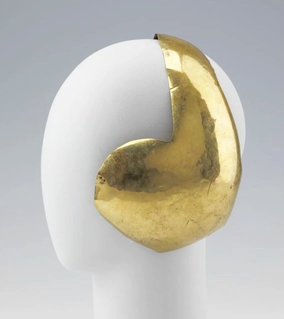 Oorijzer Eighteen-carat gold ear iron, fourth quarter of the nineteenth century. Copyright the Metropolitan Museum of Art.