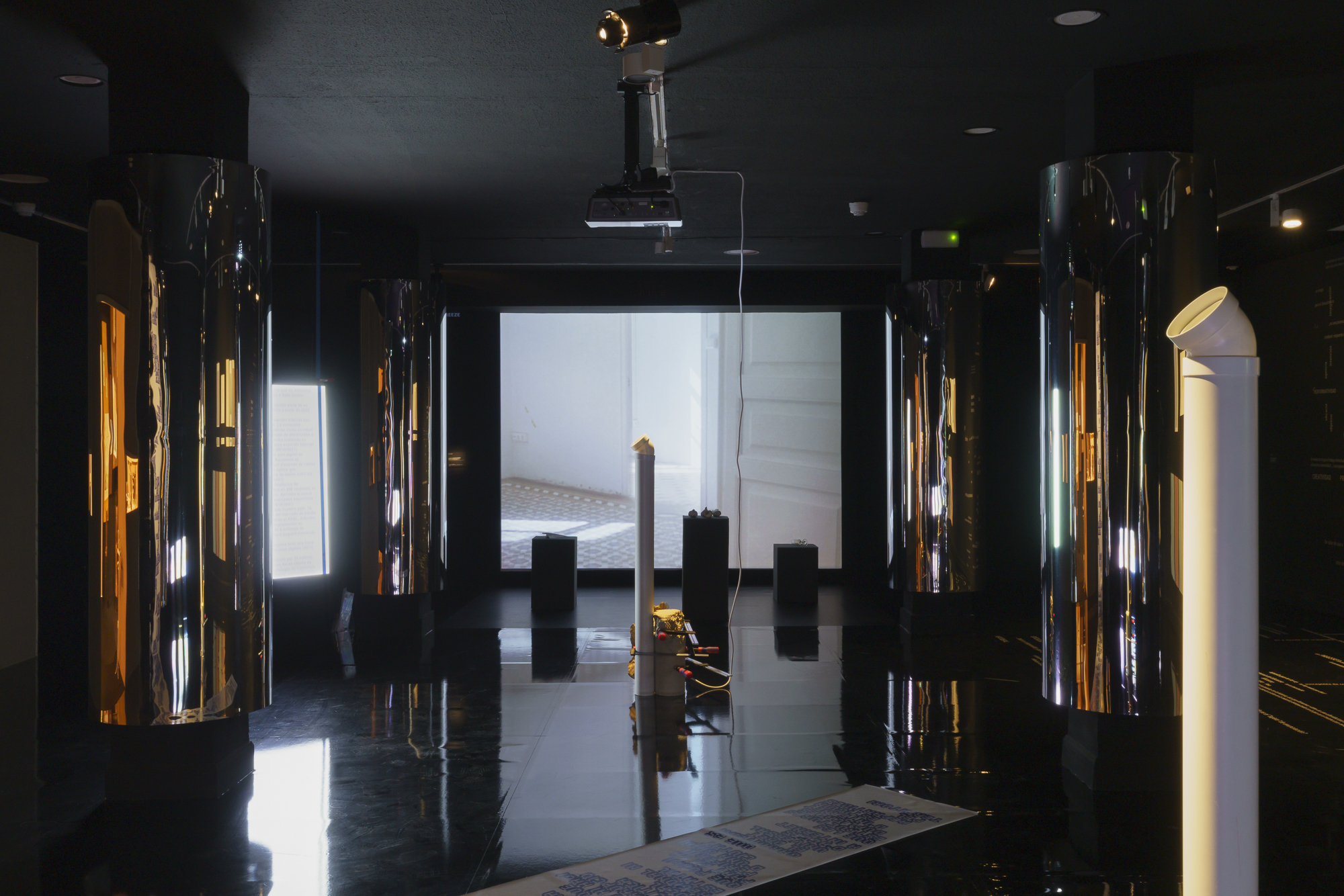 [CÚMULOS], exhibition design & display – Ayudas Injuve para la Creación Joven. Artes Visuales 21/22, Sala Amadís, Madrid, (Pic.: Jorge Anguita Mirón) 2023.