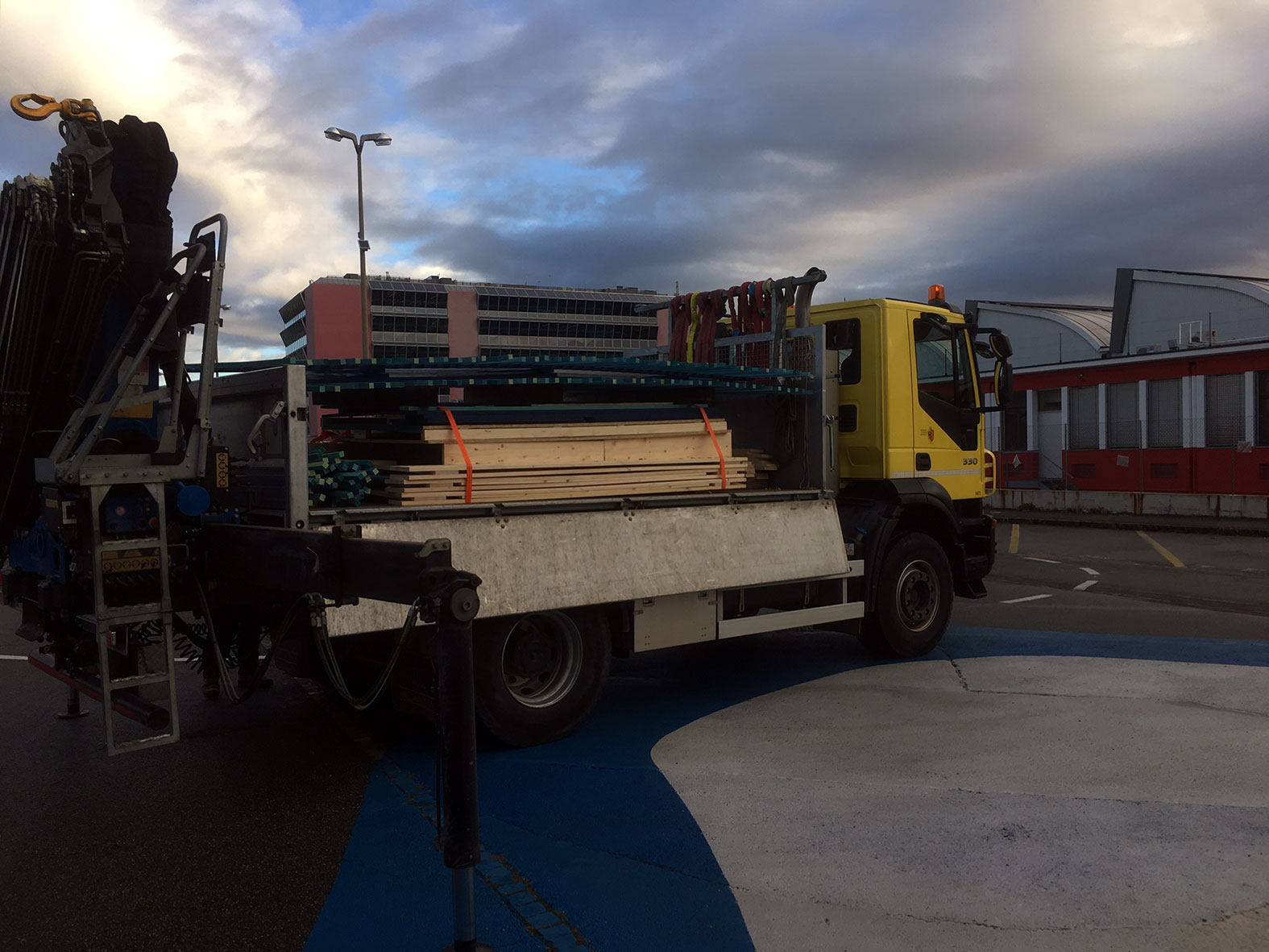 les grands moyens: le kiosque est transporté sur site avec un camion-grue