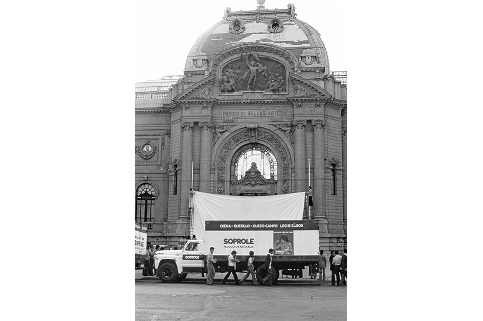 C.A.D.A..Inversión de Escena, 1979Acción de arte documentada por un video y 5 imágenes fotográficasVideo: 5’ 07’’Imágenes: 38,5 x 28 cmFoto ©Lotty Rosenfeld