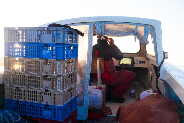 1/10  Im Auftrag für das Bundesamt für  Umwelt Schweiz begleite ich den  Berufsfischer Sämi Weidmann auf  dem Zürichsee.