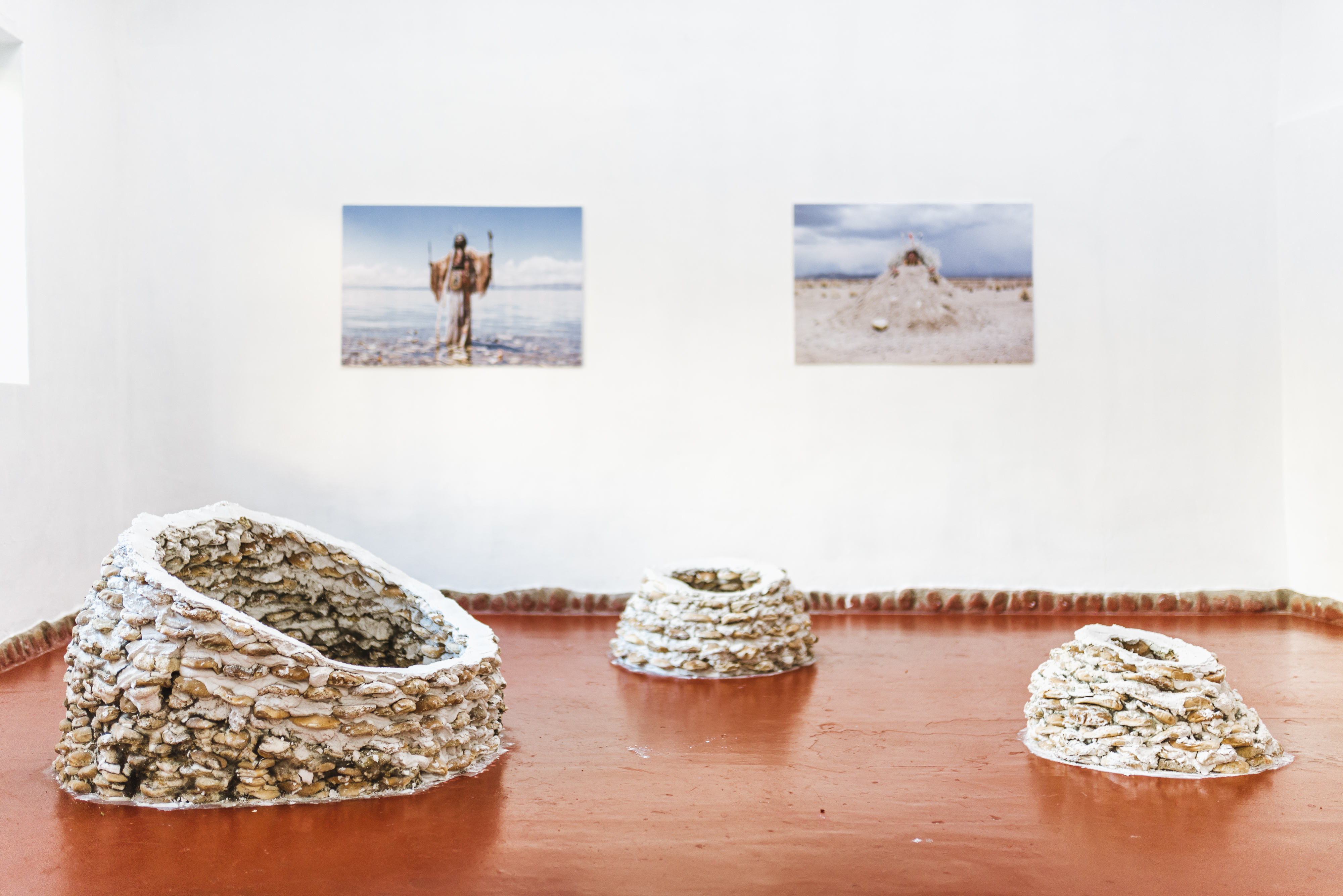 “Cráteres”, 2021, in collaboration with Aldahir Montaño. Bread and plaster sculptures, variable dimensions. Vigil Gonzales Gallery, Urubamba, Perú