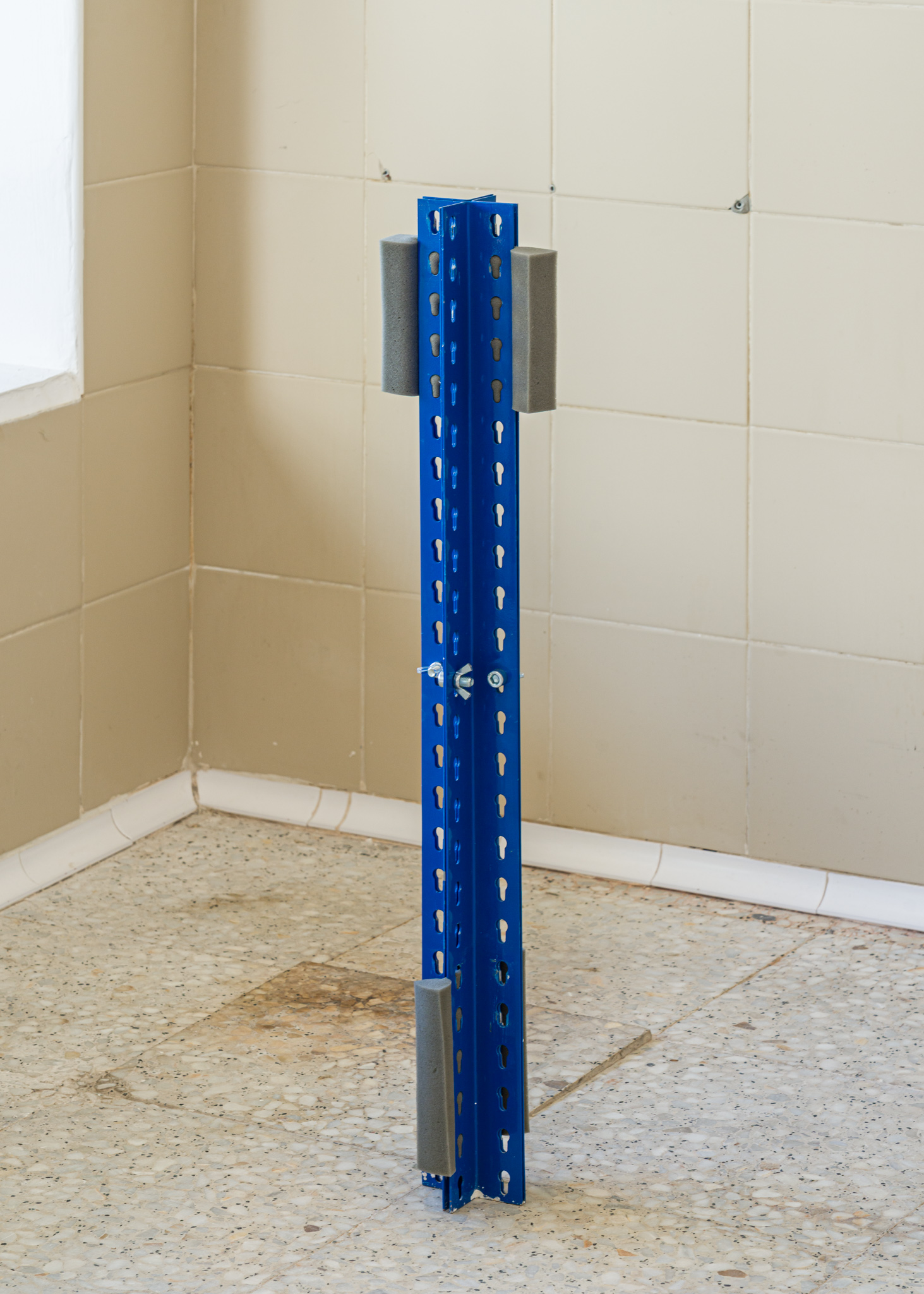 Centrípeta, 2025Powder coated workbench legs, zinc-plated steel nuts and bolts, polyurethane foam.91 × 17 × 17 cm.Installation view at Por, Digestivo, Madrid, 2025Photo: Alejandro Cayetano