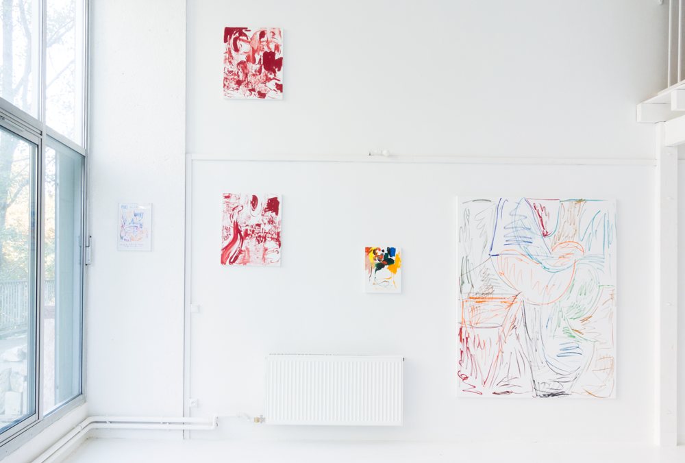 From left to right : Jérôme Boutterin, PRT, 2020 ; 3 colours screenprint on glossy paper, 42 x 29,7 cm. Edition of 30. ; RCP 02, 2012 ; oil on canvas, 65 x 54 cm ; BOU 190101, 2019 ; oil on canvas, 41 × 33 cm ; SK 200601, 2020 ; oil on canvas, 185 x 148 cm.
