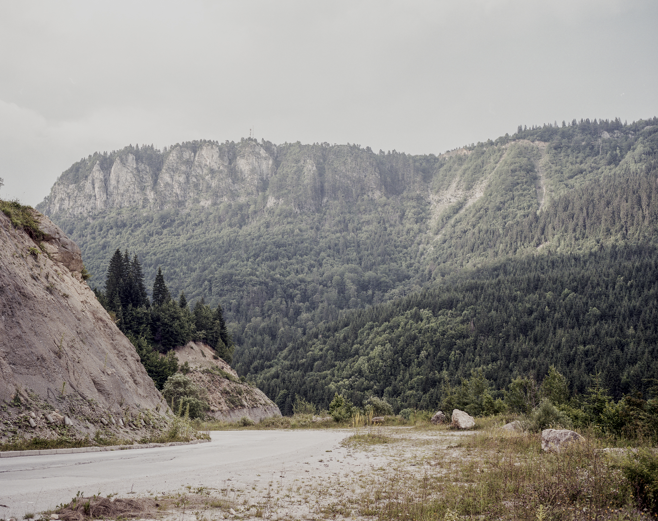 Nesting a small village by the same name, known as a partisan stronghold from II WW, Korićani cliffs rise above the canyon of Ilomska river to the altitude of 1,200 meters. Each year on 21st of August, 250 roses are thrown from Korićani cliffs into the abyss hiding Ilomska river in an act of remembrance. On this date in 1992 about 250 men taken from Trnopolje camp were executed by gunfire and thrown into the ravine.