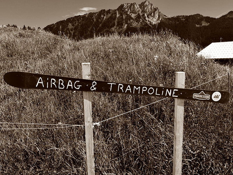 Un petit panneau indicateur sur le long chemin.