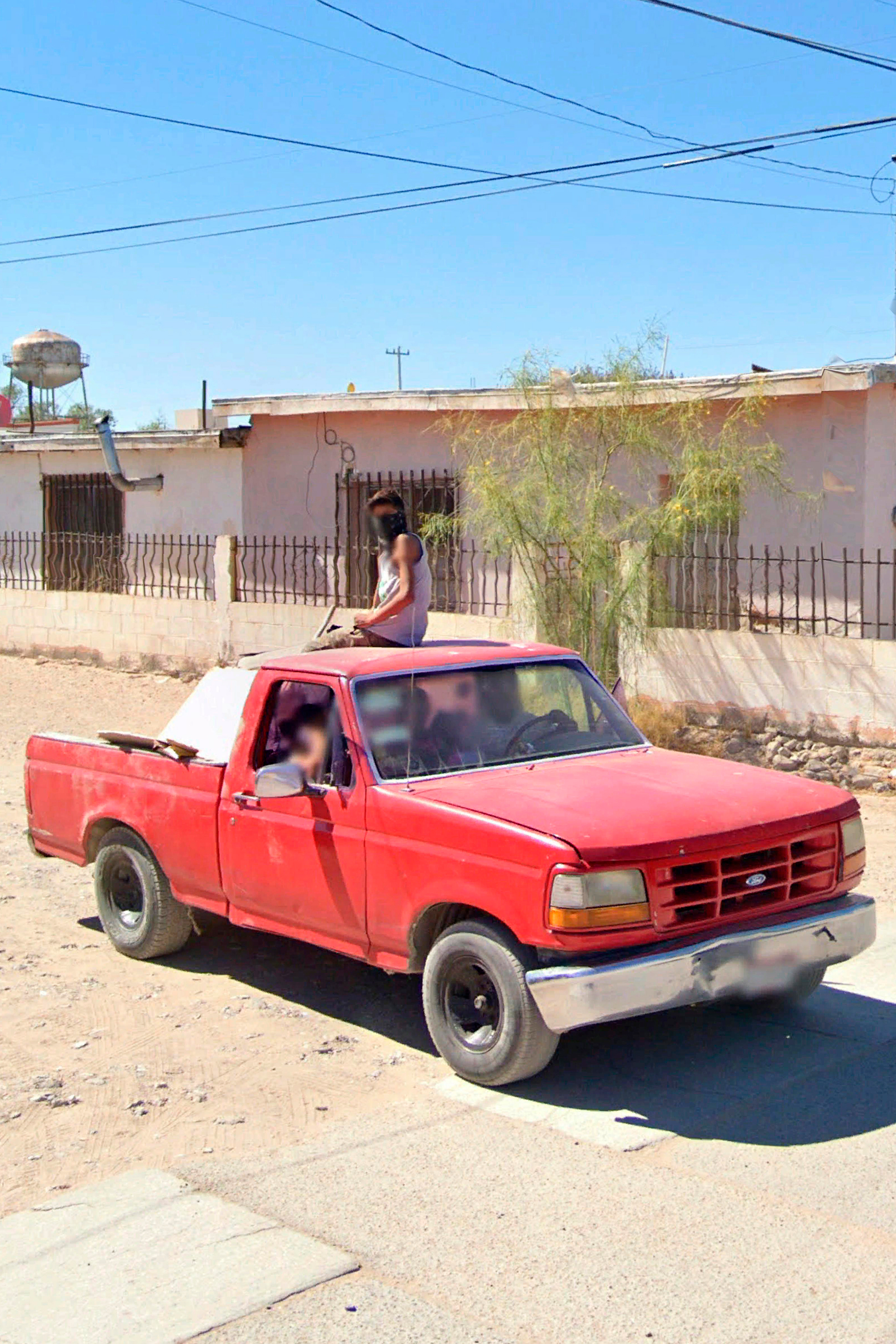 504 Calle Vicente Guerrero. Una familia en una troca a las afueras de la ciudad.  En Juárez constantemente se construyen complejos habitacionales solo para beneficio de las empresas constructoras. Comprender la corrupción es clave para entender cómo la ciudad crece hacia la periferia, siendo los más alejados los más afectados, sin pavimentación ni servicios básicos.