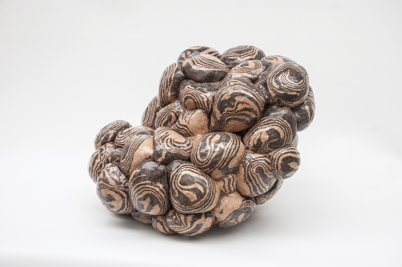 Magdalena AtriaMeteorito #18, 2016Cerámica y esmalte42 x 50 x 35 cm