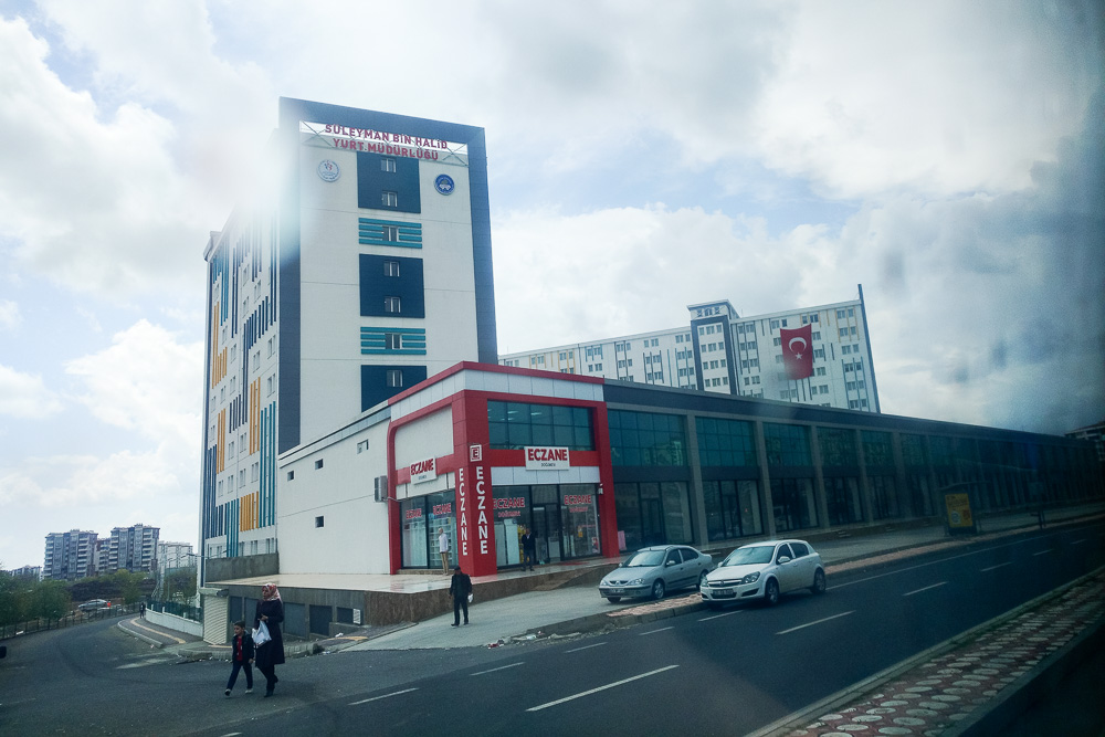 Diyarbakir, 2017. Depuis sa cr&eacute;ation, un des moyens pour l'Etat turc de coloniser le Kurdistan est d'y &eacute;tablir des foyers nationalistes, logeant de jeunes travailleurs turcs et les embrigadant dans l'id&eacute;ologie islamo-nationaliste de l'Etat.