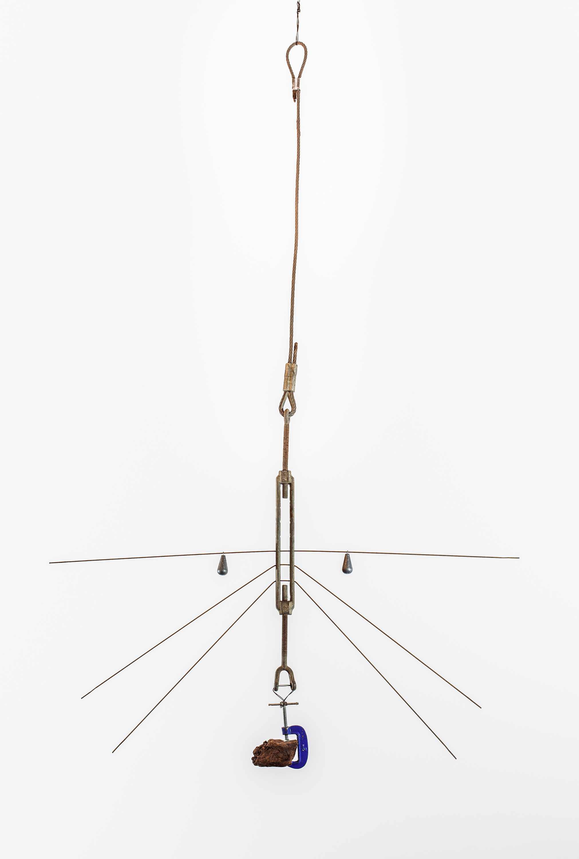 PARA CAUTERIZAR A FERIDA É NECESSÁRIO AQUECER A FACA 2 Ferro, pedra de minério de ferro, chumbo, borracha e cabo de aço. 170 x 96 x 11 cm. 2021