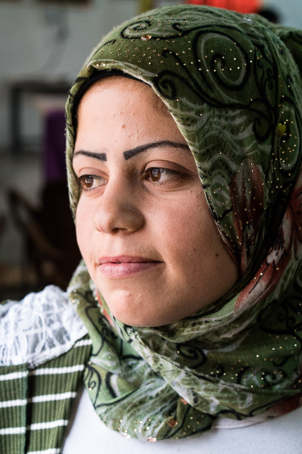 Manbidj, avril 2018, Akademi des femmes. Fatma, 17 ans, est co-pr&eacute;sidente de la commune de son village, et s'occupe des violences contre les femmes.Avant de venir, je ne connaissais pas grand chose sur les femmes. J'ai entendu parler de l'akademi et de heval Nargis et j'ai d&eacute;cid&eacute; de venir la rencontrer. Quand je suis venue, et que j'ai vu toutes ces femmes de diff&eacute;rents horizons ensemble, j'ai &eacute;t&eacute; agr&eacute;ablement surprise. C'est tr&egrave;s difficile de participer &agrave; ces classes. Quand vous le faites, vous subissez la pression sociale. J'avais un avantage, c'est que mon p&egrave;re connaissait le mouvement, &ccedil;a a donc &eacute;t&eacute; plus facile. Quand les FDS nous ont lib&eacute;r&eacute;es en 2016, il a commenc&eacute; &agrave; &eacute;tudier leur id&eacute;ologie, il &eacute;tait admiratif des hevals. En venant, j'ai ramen&eacute; quatre autres femmes avec moi. Depuis, le village me consid&egrave;re comme une sorci&egrave;re. Quand je suis devenue co-pr&eacute;sidente de la commune, j'ai pens&eacute; &agrave; me suicider &agrave; cause de la pression sociale. J'ai m&ecirc;me re&ccedil;u des menaces de mort de la part des mercenaires qui travaillent avec l'arm&eacute;e turque. Mais je veux montrer aux filles de mon &acirc;ge que c'est possible d'y arriver.