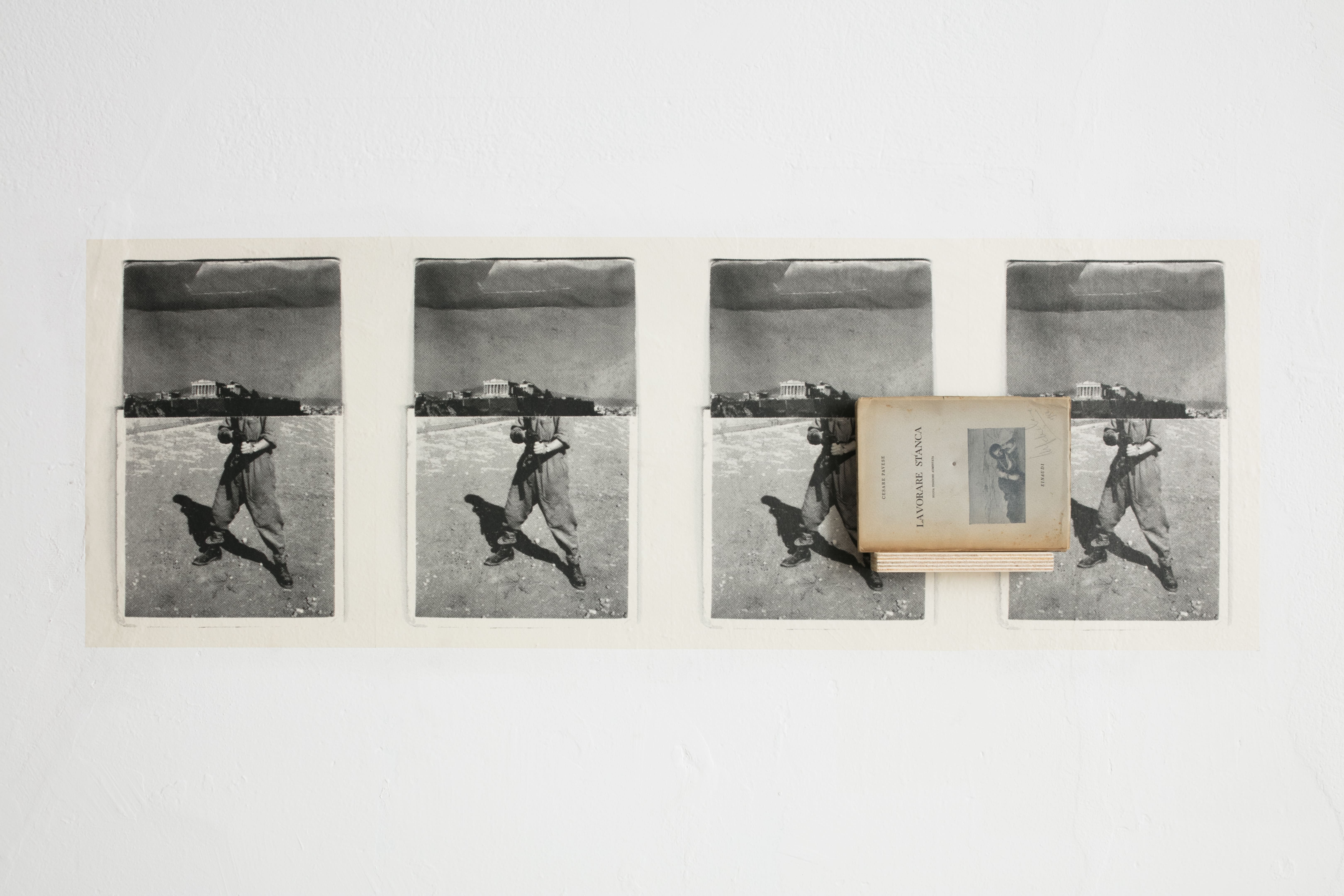 Lavorare Stanca 2018livro Lavorare Stanca de Cesare Pavese, 1936, colagem em lambe-lambe (montagem de imagens de um soldado italiano e da acrópole na Grécia), papel, prego e madeira Ed. 1/2 42 x 120 x 6 cm