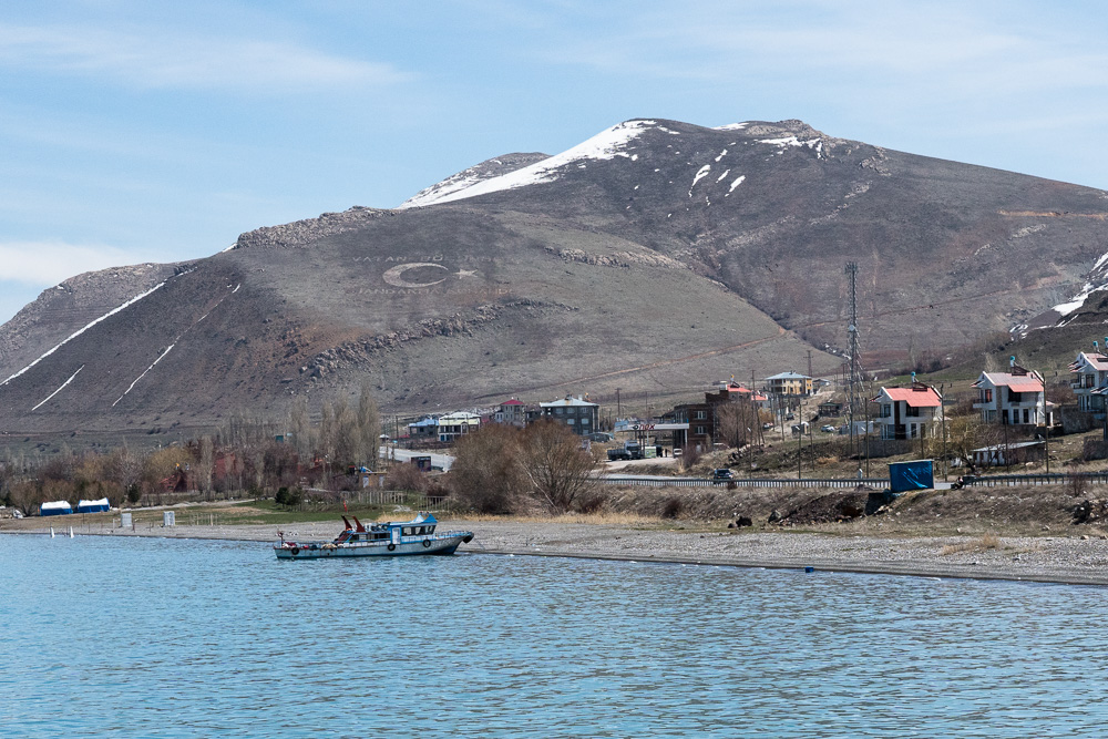 Lac de Van. L'&eacute;tat turc affiche les symboles de la colonisation jusque sur les montagnes.