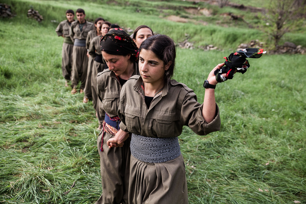 Qandil, kurdistan. Les danses occupent une part importante dans la vie des guerilleros. La culture kurde a souvent &eacute;t&eacute; interdite et &eacute;touff&eacute;e, dans une volont&eacute; d'assimilation du peuple kurde. La faire vivre est pour le pkk une forme de r&eacute;sistance.