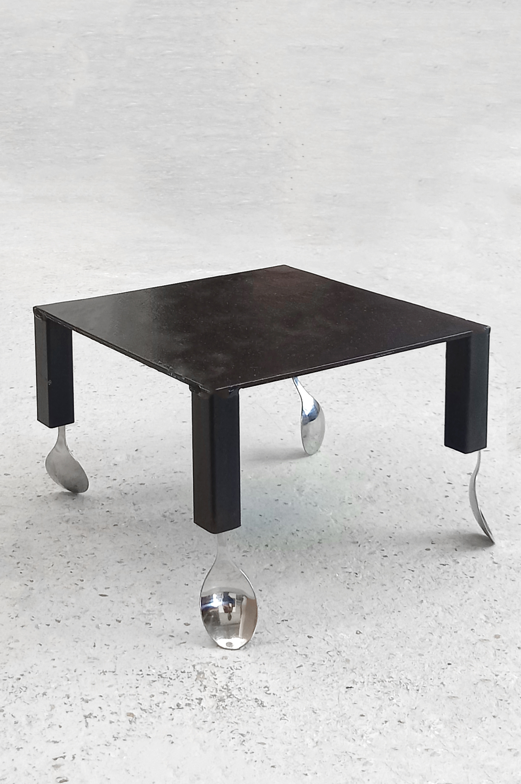 Sans titre / acier inoxydable, peinture aérosol sur acier / h=22cm / 2025.