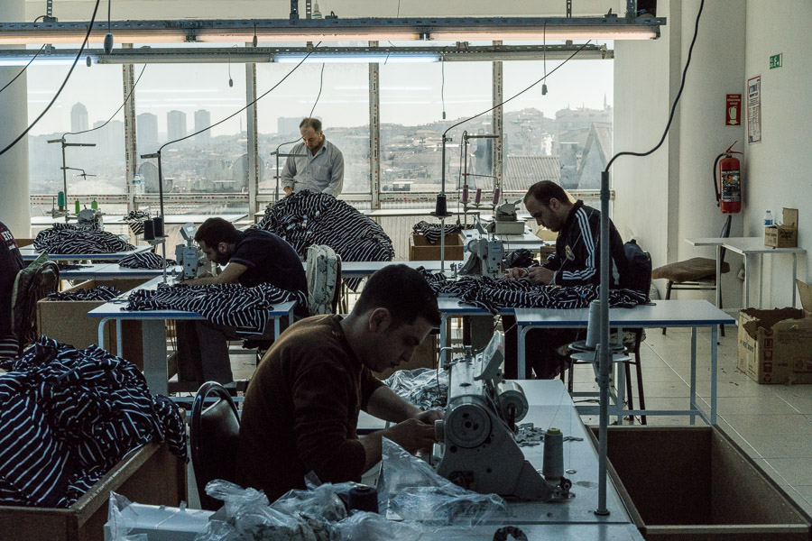 Gazi Mahellesi, Istanbul. Dans le quartier de Gazi, le textile est le plus gros fournisseur d'emploi. Les ateliers l&eacute;gaux r&eacute;mu&egrave;rent leurs employ&eacute;s au smic, &agrave; partir de 1400 TL par mois, pour 11H de travail par jour, 6 jours par semaine, parfois 7.Depuis la nouvelle loi obligeant les r&eacute;fugi&eacute;s &agrave; avoir un permis de travail pour &ecirc;tre employ&eacute;s, il n'y a plus qu'un seul syrien dans l'atelier.