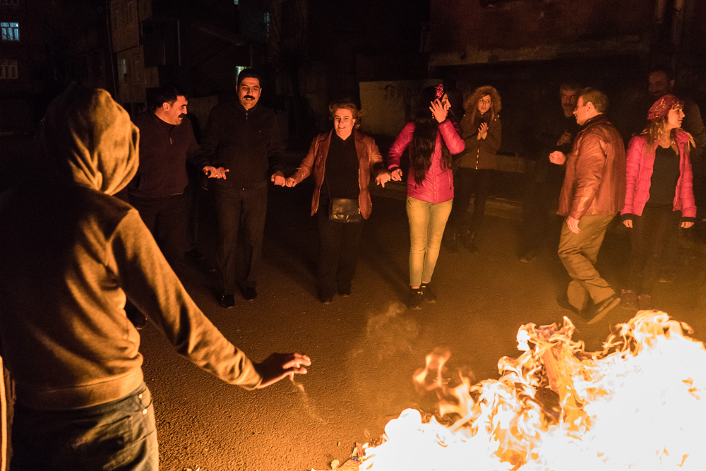 Diyarbakir (Amed), 2016. Quartier de Seyitlik.Les habitants du quartier se rassemblent autour d'un traditionnel feu de Newroz. Ces c&eacute;l&eacute;brations de rue sont interdites par la police. Celle-ci ne durera qu'une quinzaine de minutes avant que la foule ne se disperse &agrave; l'approche de v&eacute;hicules de police.