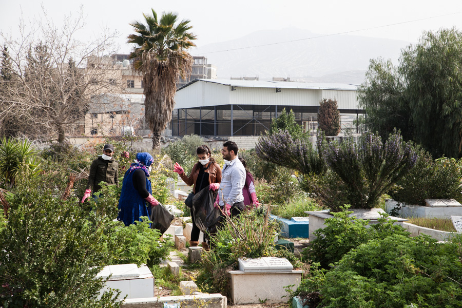  Beddawi refugee camp, north Lebanon,  Tripoli Cette association de jeunesse nettoie un des cimeti&egrave;res du camp. Une occasion pour les jeunes gens de se retrouver ensembles.