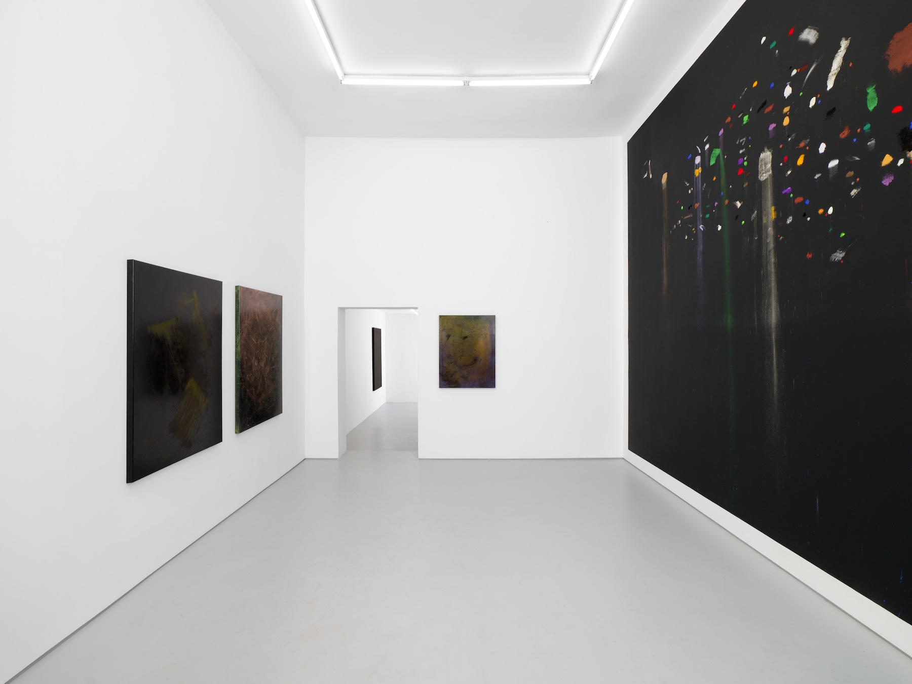 Azurite, cinnabar, copper, coral, hematite, iron quartz, malachite, phosphorescence, silver, titanium, zeolite, acrylic on wall, 5,85 x 3,75 m, Galerie Allen, 2025. Photo: Aurélie Cenno