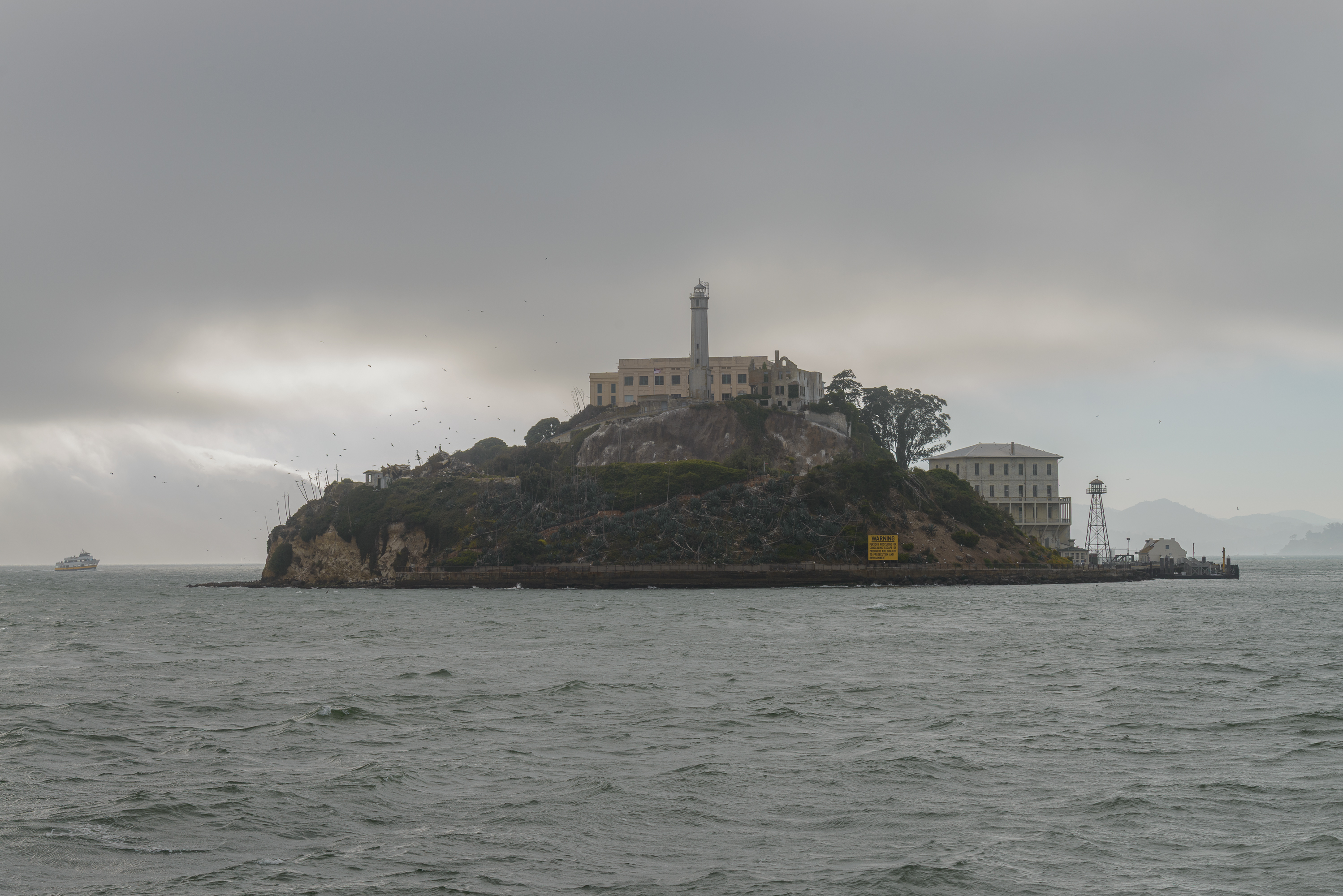 Alcatraz Island, île située dans la baie de San Francisco à 1,92 km du port de San Francisco en Californie. Célèbre prison jusqu'en 1963.