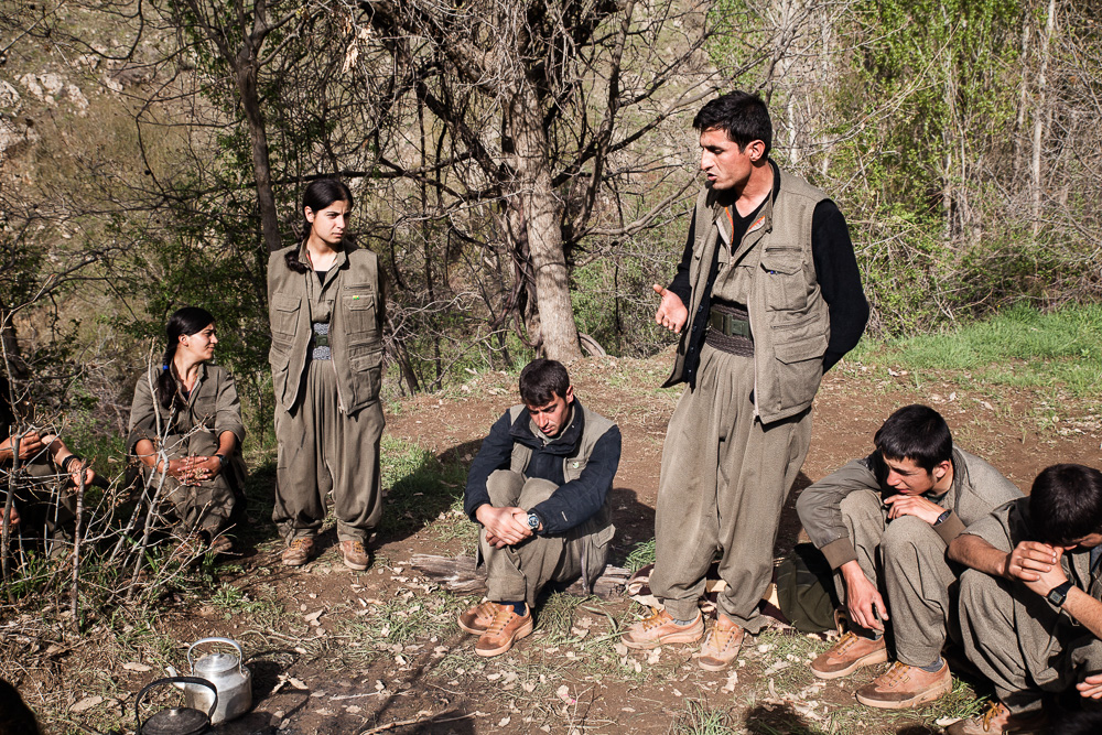 Qandil, kurdistan. Les lectures collectives sont suivies de d&eacute;bats et discussions pour expliquer ou faire &eacute;merger des id&eacute;es collectives.