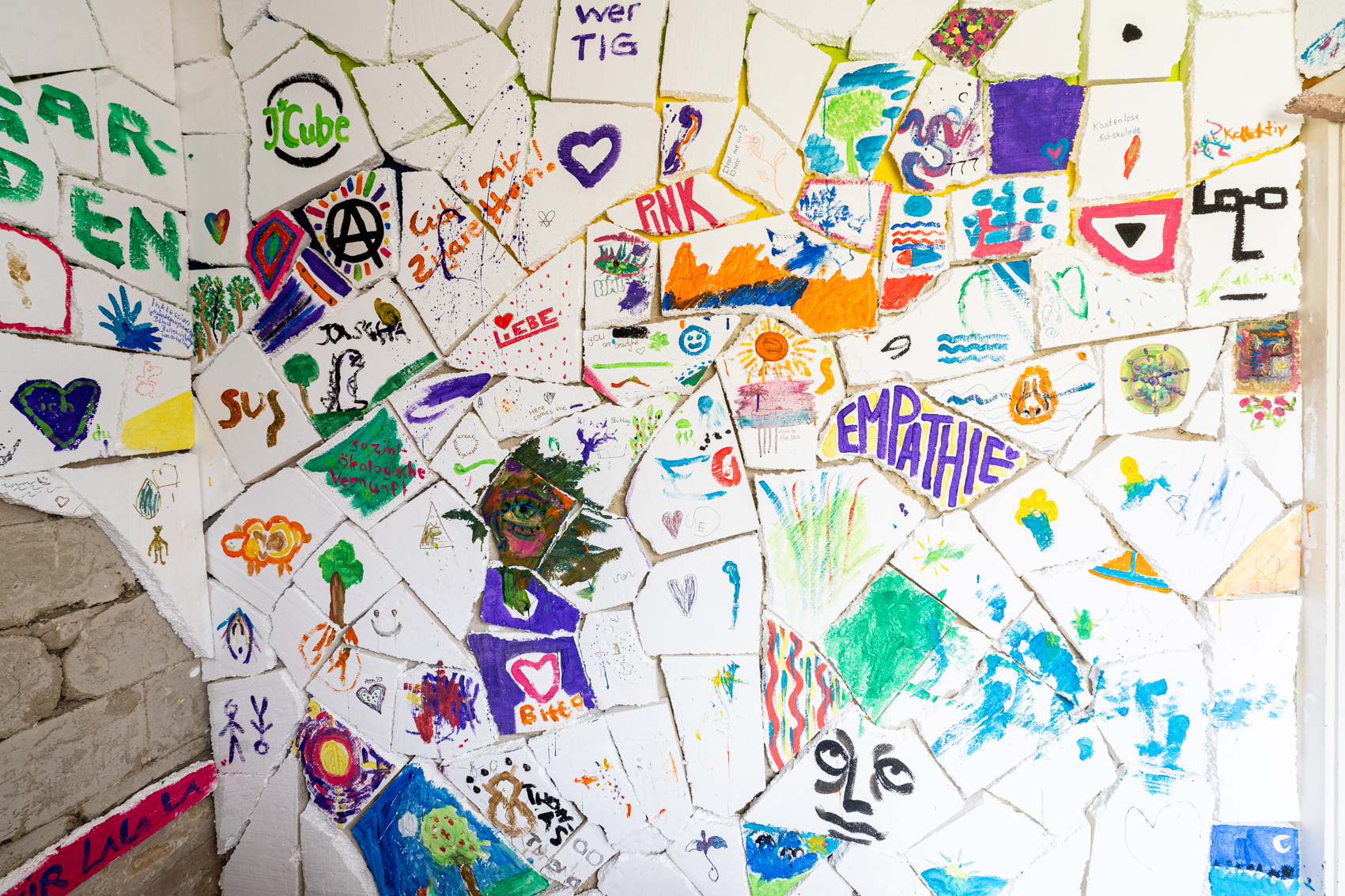 Bild 5: Zwischen schwarz und wei&szlig;: Nahaufnahme der rechten bemalten Wand.