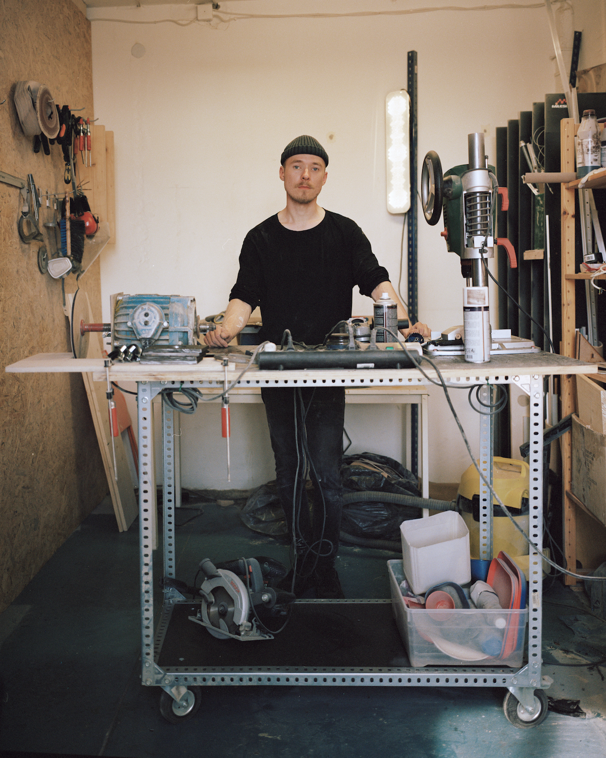 Justas B , g. 1993 m. Justas gimė ir užaugo Klaipėdoje. Baigęs vidurinę mokyklą išvyko studijuoti elektros ir elektronikos inžinerijos į Angliją. Po studijų grįžęs į Lietuvą gyveno Vilniuje, tačiau gimtasis miestas traukė labiau, todėl sugrįžo į Klaipėdą ir pradėjo dirbti Klaipėdos muzikiniame teatre. Dabar vaikinas savo studijoje kuria šviesos menines instaliacijas, kurios puošia įvairių muzikantų pasirodymus, kultūros erdves. Justas mano, kad bendravimas, dalinimasis mintimis ir darbais su kitais žmonėmis pasaulį daro gražesnį.
