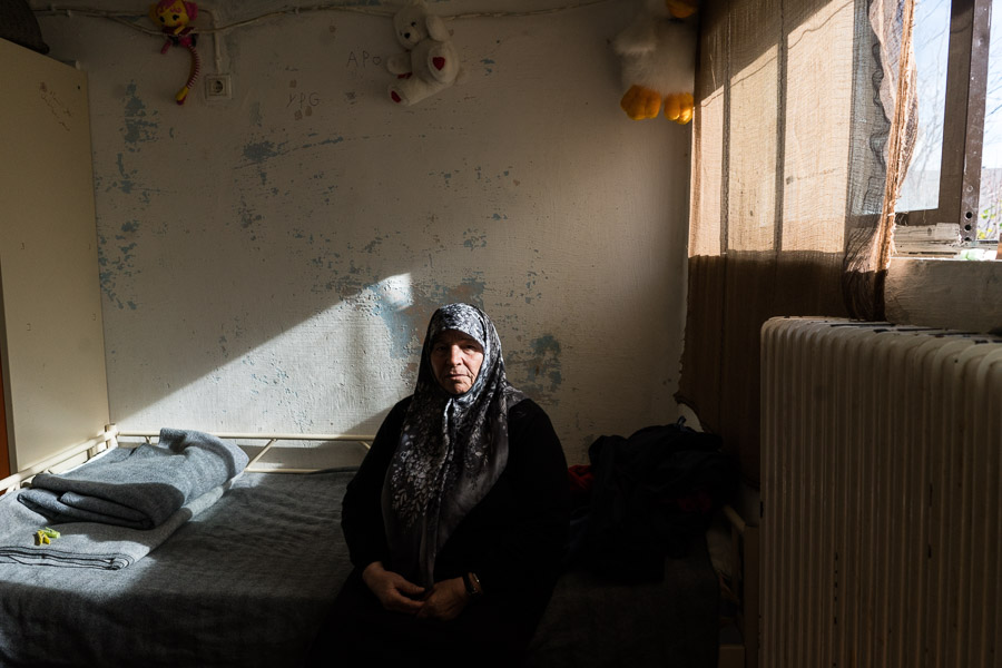 Cihan : Nous avons quitt&eacute; Sex Maqsud (ndlr&nbsp;:quartier d'Alep). Nous avons travers&eacute; des rues remplies de corps. Mes petites-filles sont orphelines. Un mur s&rsquo;est effondr&eacute; sur elles, mais elles n&rsquo;ont rien eu. Vers 3h du matin avec 5 familles nous avons pris la route. Nous n&rsquo;avons pris aucun v&ecirc;tement avec nous. Nous sommes arriv&eacute;s &agrave; Efrin, et pendant 3 mois nous avons v&eacute;cu dans une &eacute;cole avec les autres familles. Les habitants nous apportaient de quoi manger. Ensuite nous sommes pass&eacute;s en Turquie. Mes enfants ont travaill&eacute;s l&agrave;-bas. Ils sont tous partis en Allemagne. Cela fait 3 ans qu&rsquo;ils sont l&agrave; bas. Nous, nous sommes rest&eacute;s 3 ans en Turquie. Nous n&rsquo;avions aucun droit &agrave; Izmir. Je suis seule ici. Je dois &ecirc;tre op&eacute;r&eacute;e, mon fils m&rsquo;a dit &laquo;&nbsp;sors de l&agrave;-bas&nbsp;&raquo;. On a travers&eacute; le fleuve. La police nous a attrap&eacute;, on a &eacute;t&eacute; en prison pendant 10 jours. Ils nous ont envoy&eacute;s &agrave; l&rsquo;&icirc;le de Kos. Ils ont voulu m&rsquo;emmener encore plus loin de mon fils, j&rsquo;ai pas accept&eacute;,. Ils ont pay&eacute; 3 000 euros pour sortir de la Gr&egrave;ce. Mes enfants en Allemagne &eacute;tudient et travaillent. Ils ont tout d&eacute;truits en Syrie, plus rien n&rsquo;existe. Seul Dieu sait si nous reviendrons. C&rsquo;est notre destin.