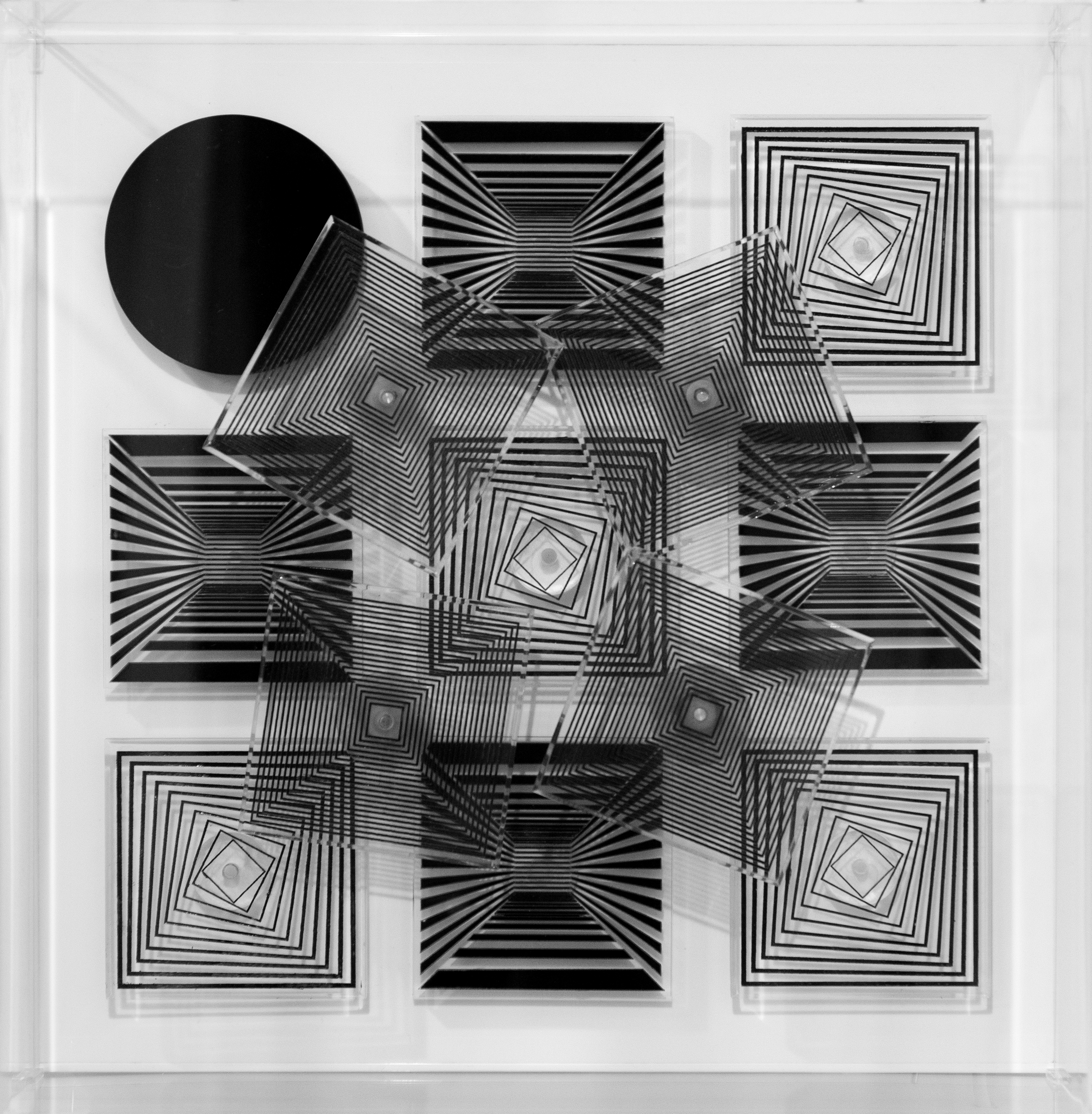 Mindoro, 2017. Móviles homenaje. Homenaje a Vasareli. 40 x 40 x 16 cm // ENG: Mindoro, 2017. Mobile Tribute Series. Tribute to Vasareli. 40x40x16cm