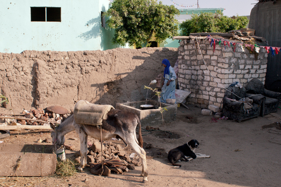 Le village est connecté au réseau d'eau publique. Néanmoins, les habitants doivent pomper l'eau, peu d'habitation sont équipées de tuyauteries.