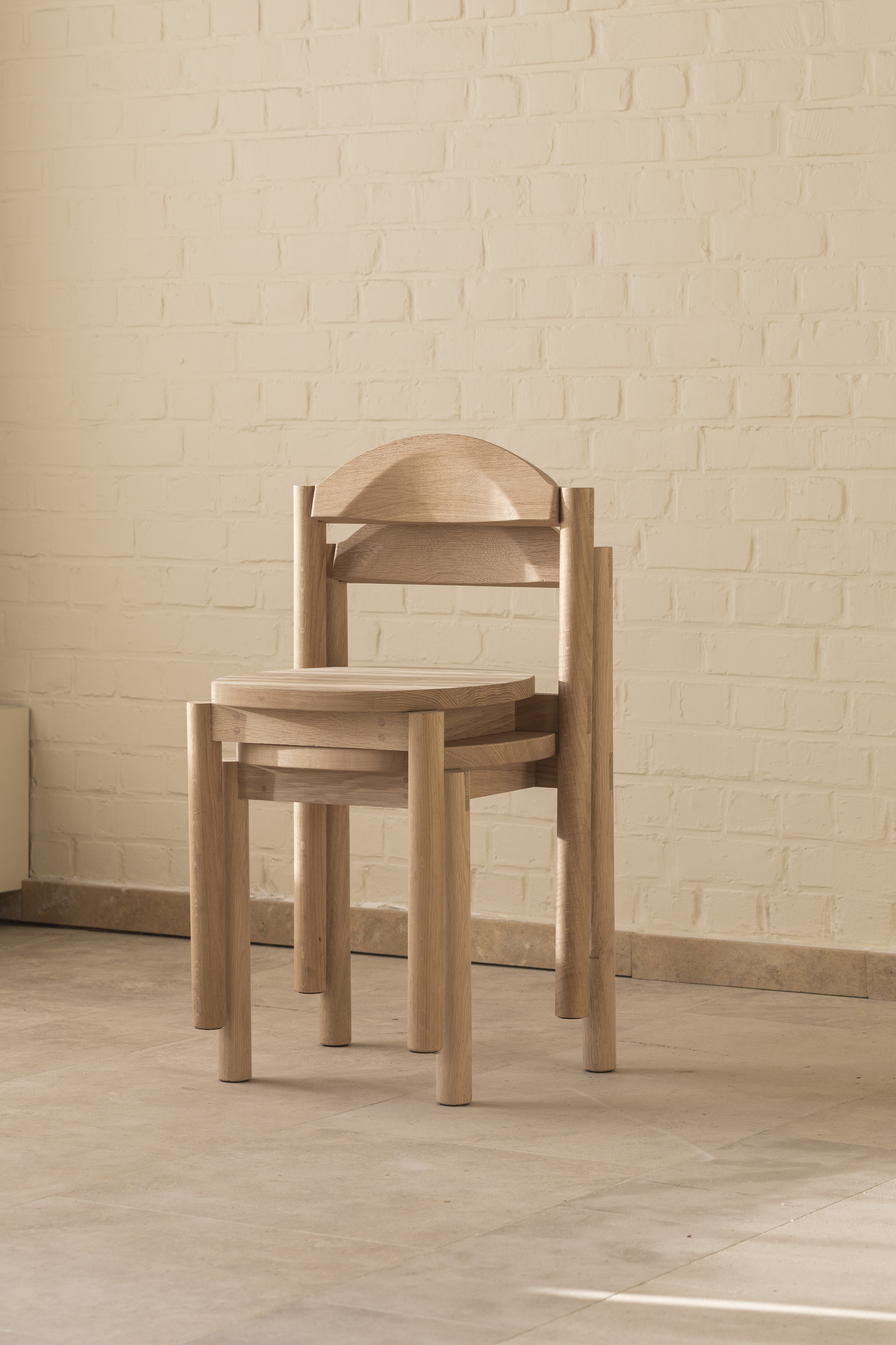 CH02 stackable chair