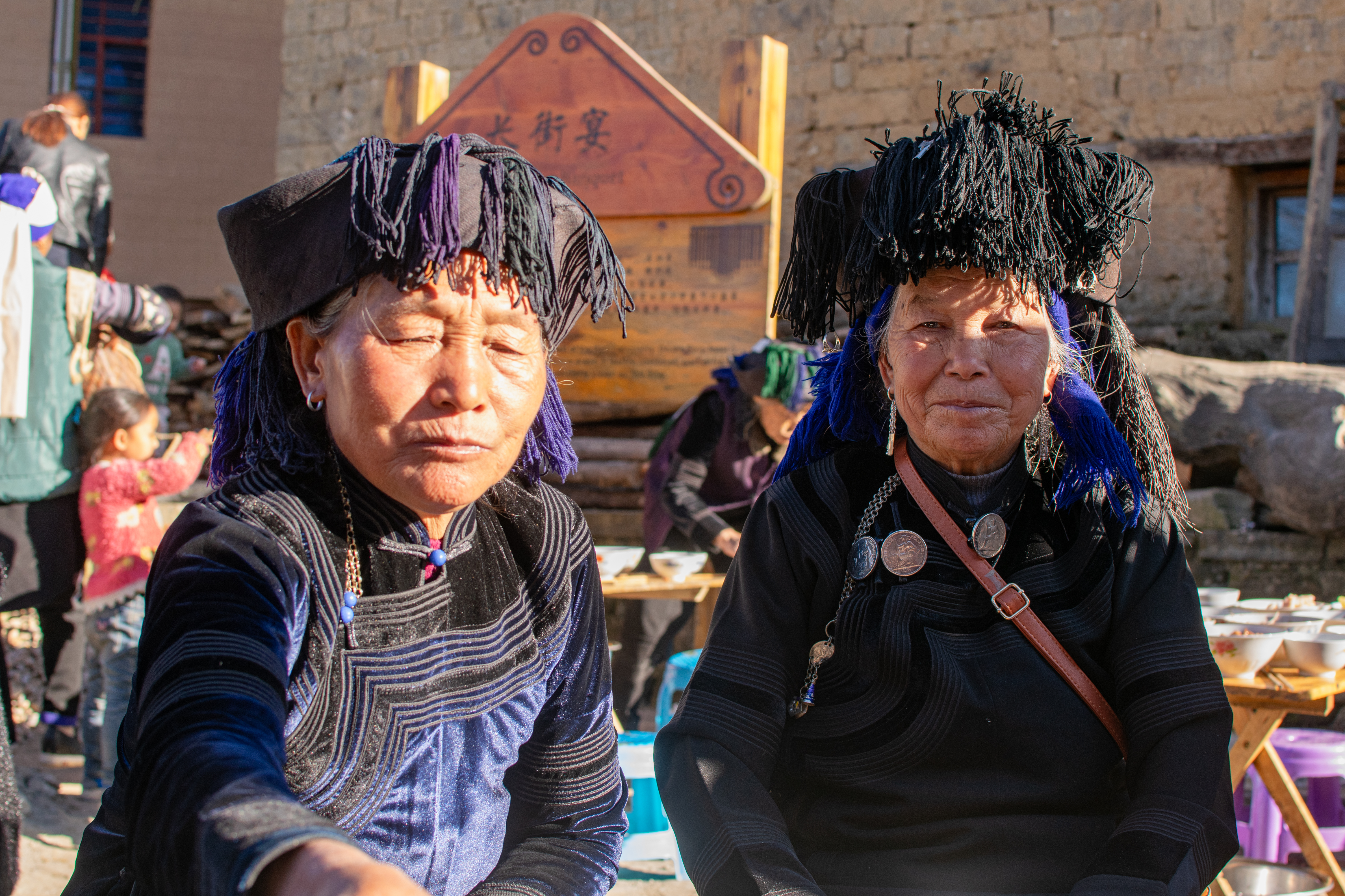 Mujeres Hani en el banquete del pueblo