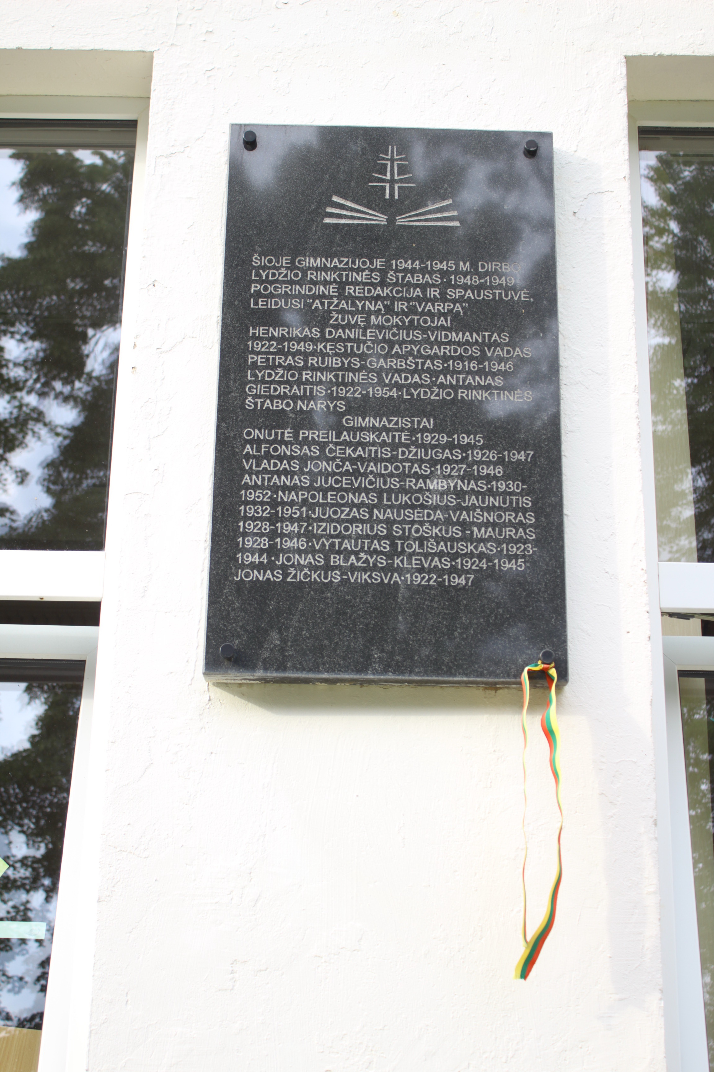 Atminimo lenta prie Eržvilko gimnazijos. V. Vaitkevičiaus nuotr., 2021 m.