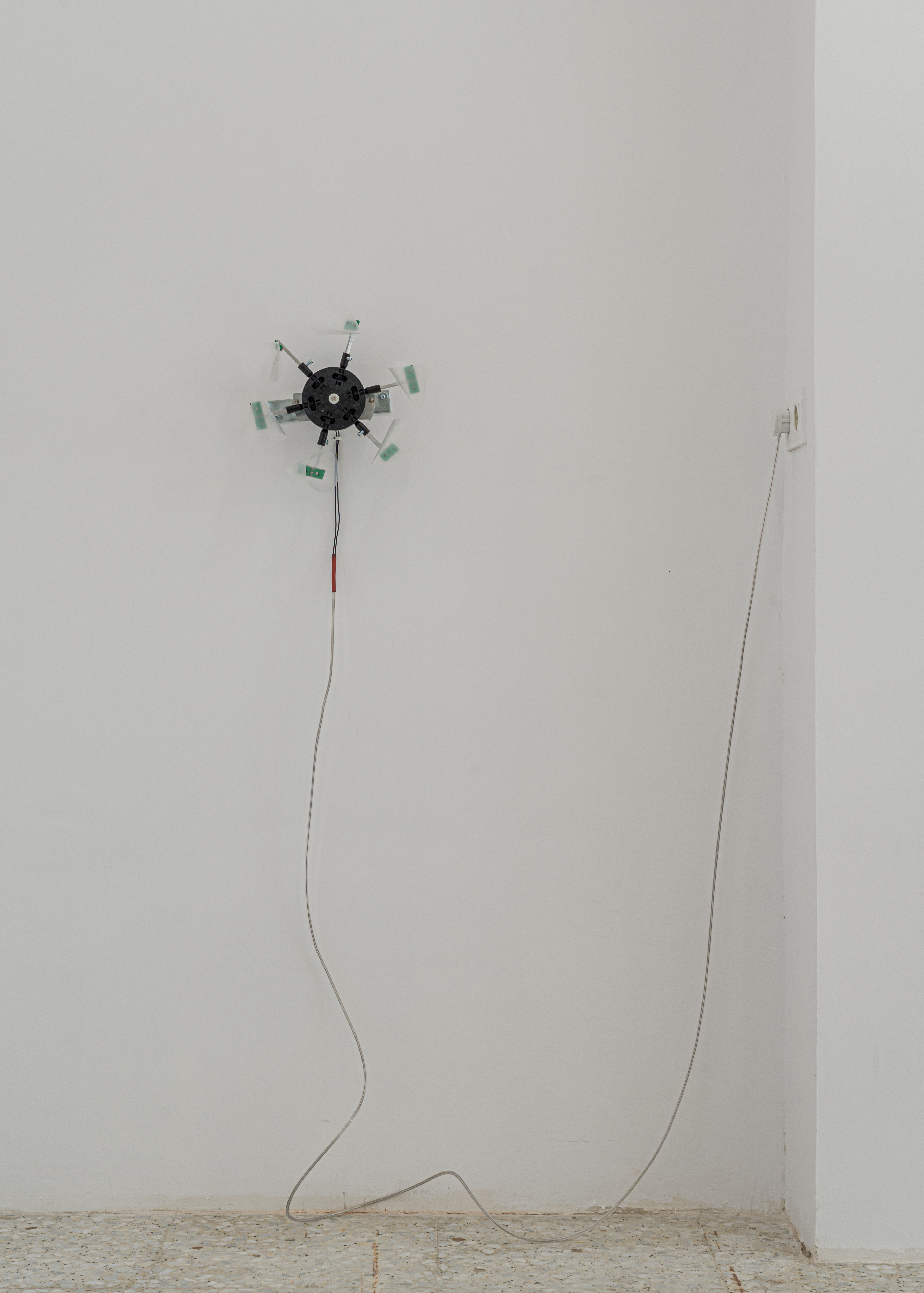 Relator (Rotor #2), 2025Polypropylene, acrylic paint, electric motor, steel, aluminum and plastic components, wiring, magnets.31 × 31 × 16,5 cm.Installation view at Por, Digestivo, Madrid, 2025Photo: Alejandro Cayetano