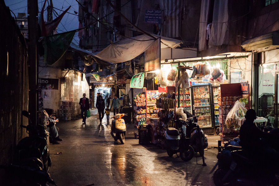  Shatila camp, beirut, lebanon La pluie rend les rues glissantes, et la nuit seuls les boutiques &eacute;quip&eacute;es de g&eacute;n&eacute;rateurs &eacute;clairent les rues.
