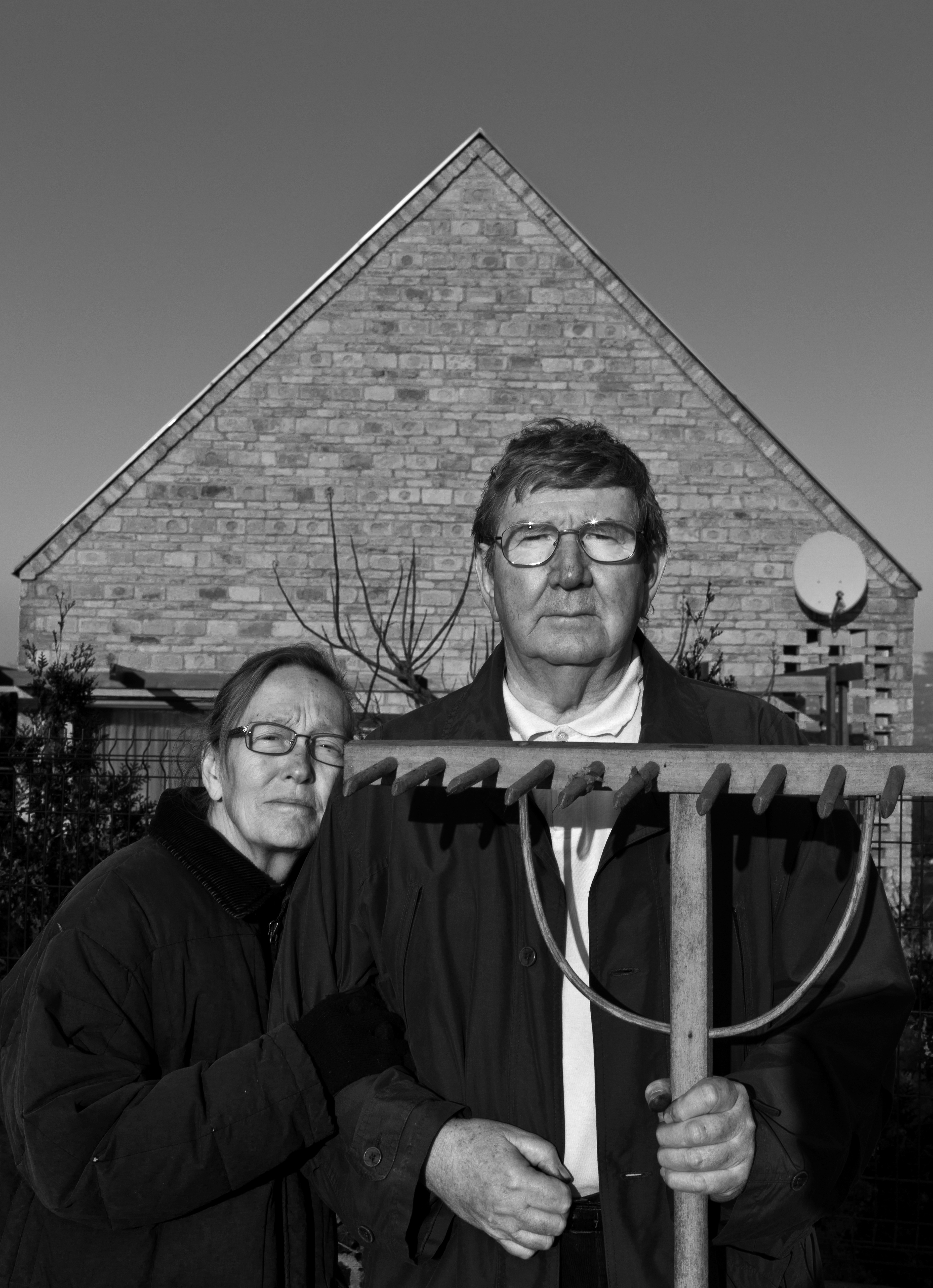 Professzionális fekete-fehér portré fotózás párral American gothic parafrázis