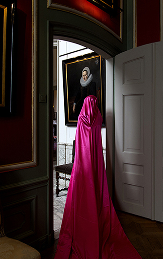 Woman at Museum Van Loon II, 22.2 &times; 35cm. 2017