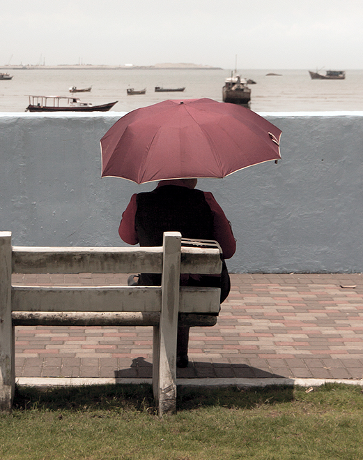 Foto detalle paisaje mujer observa bah&iacute;a de la ciudad de Panam&aacute;