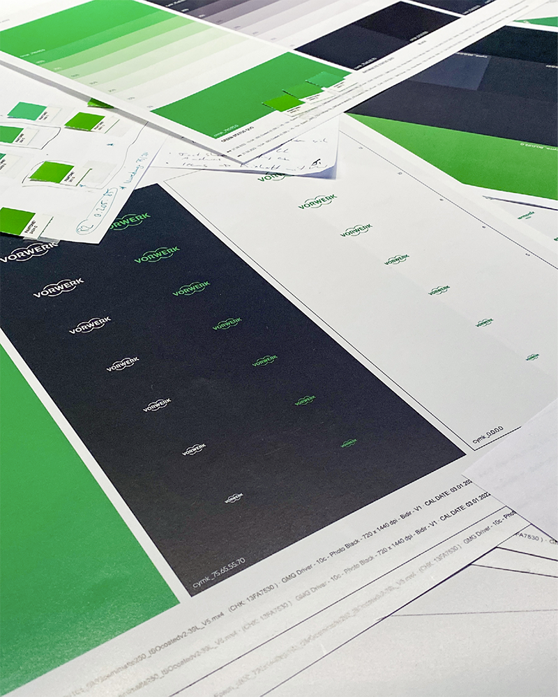 Different prints of various color gradations in combination with the logo in different sizes