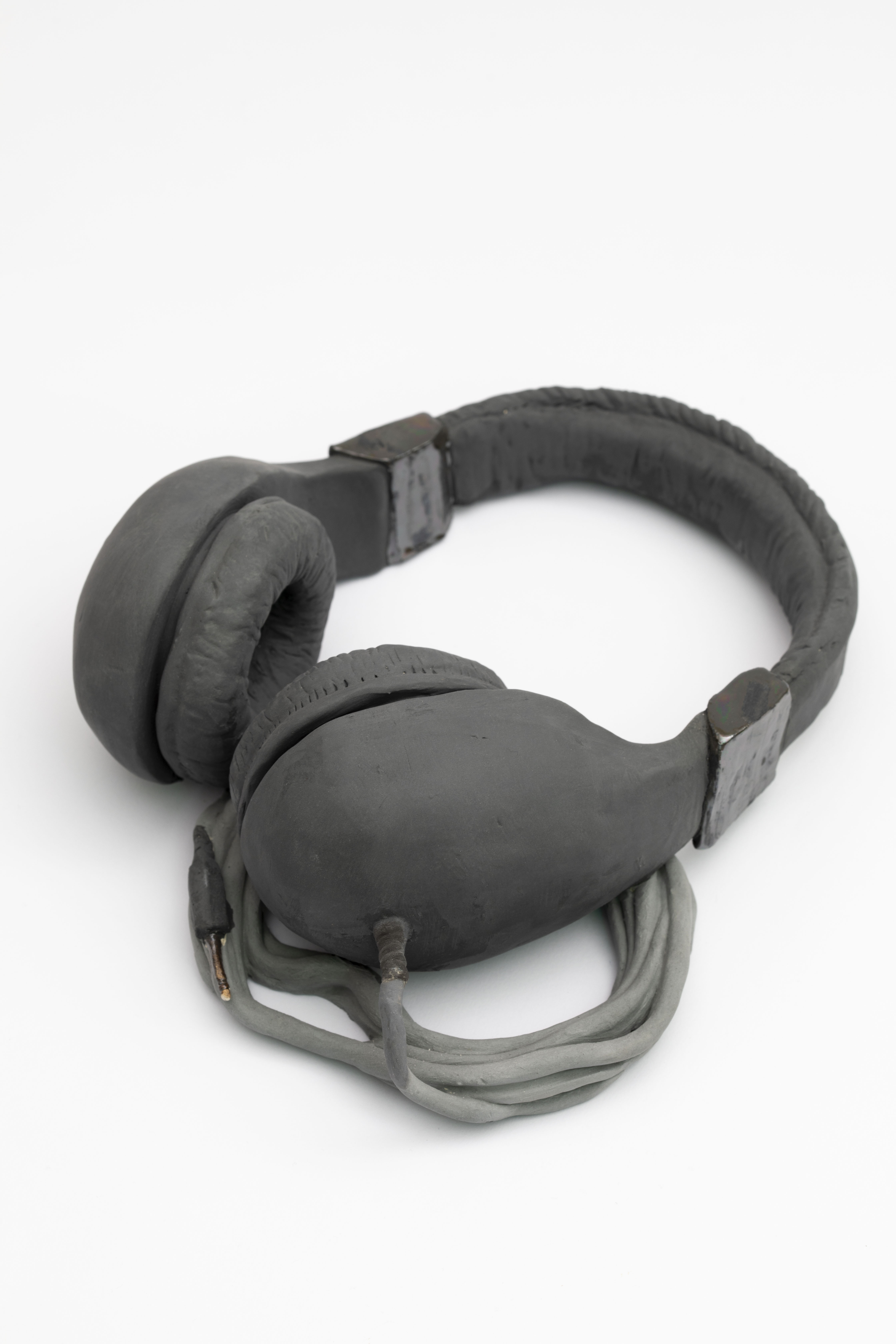 Giulio Squillacciotti, Strumenti dell’interprete: Cuffie, Microfono, Taccuino ceramica 24 x 21 x 10 cm cuffie; 32 x 31 x 14 cm microfono; 38 x 28 x 6 cm taccuino tre, 2020