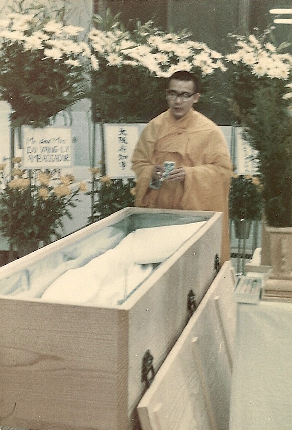 00128 Buddhist Funeral, Osaka, Japan 1973