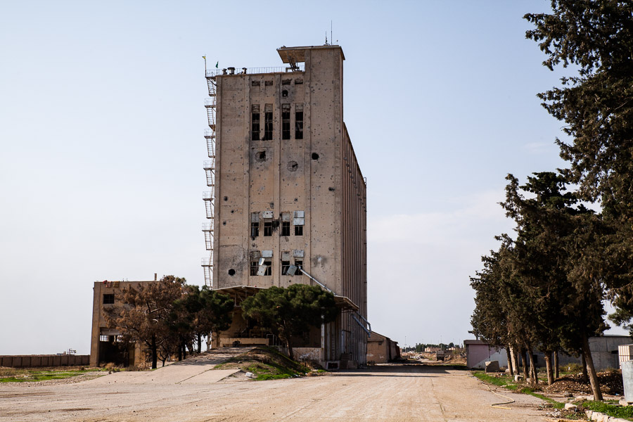 Octobre 2014. Al Yaroubiyeh (Rabia) frontline. Cet ancien moulin à blé a servi de retranchement aux YPG lors des combats contre l'état islamique. This frontline is controlled by YPG and peshmergas from the 2 factions of Irak, PDK and UPK. Cette ligne de front est controllée par les YPG d'un côté, et de l'autre côté les peshmergas irakiens de l'upk et du pdk qui travaillent ensemble.